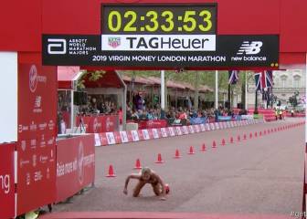 Tremendo colapso de una corredora antes de cruzar la meta del maratón de Londres