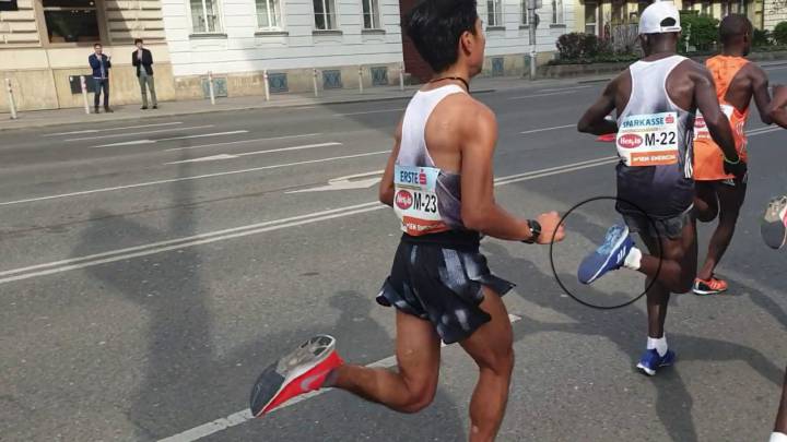 Todo tipo de marco Confuso Atletismo: Un atleta pinta sus Nike de Adidas en una maratón de Viena -  AS.com