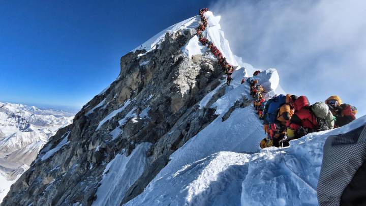 La foto que tiene en shock al alpinismo: atascos en el Everest