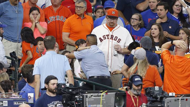 Una niña llora después de recibir un bolazo durante el partido de MLB entre los Astros de Houston y los Cubs de Chicago.