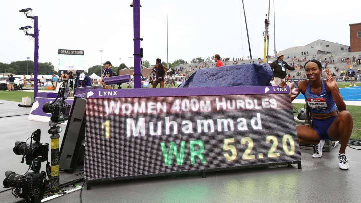 Dalilah Muhammad posa con su tiempo con el que ha logrado el récord mundial de 400 metros vallas en los Campeonatos de Estados Unidos celebrados en Des Moines, Iowa.