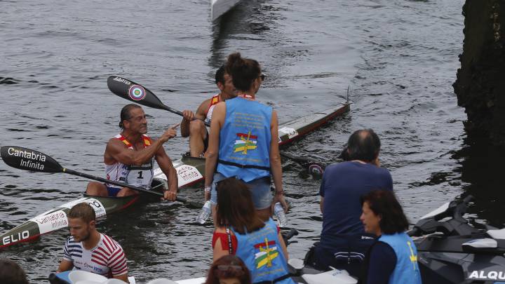 Julio Martínez increpa a los ganadores del Descenso.