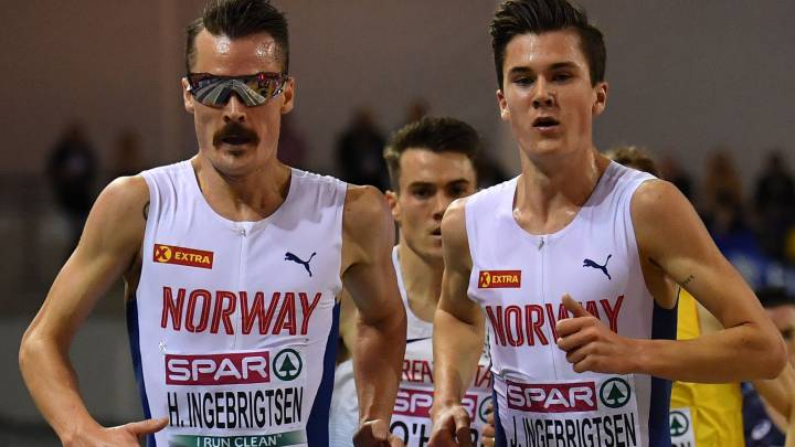 Henrik y Jakob Ingebrigtsen tiran del grupo durante la prueba de 3.000 metros de los Europeos de Pista Cubierta de Glasgow 2019.