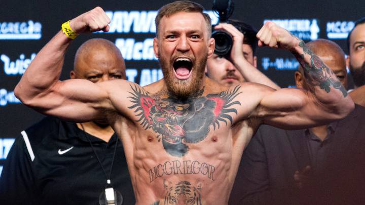 Conor McGregor posa durante un pesaje previo a una pelea de UFC.