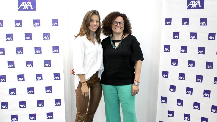 Nuria Marques y Olga Sánchez tras firmar el acuerdo como emabajadora del grupo AXA.