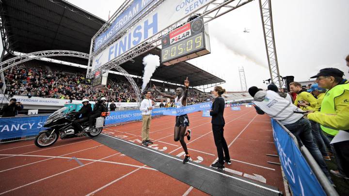 Atletismo: Kipchumba, con unas Adidas, gana a atletas con Vaporfly - AS.com