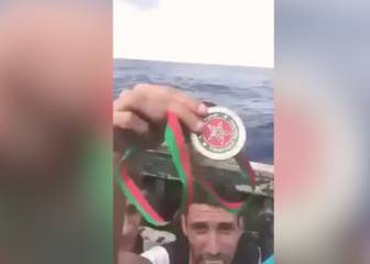El momento en el que el campeón marroquí tira su medalla: 