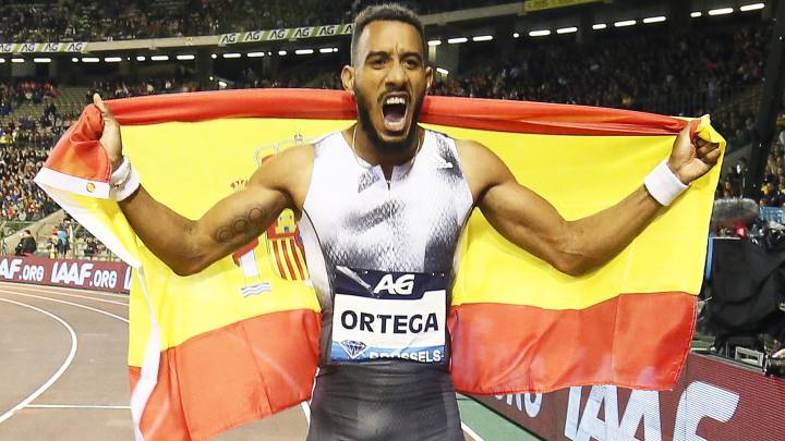 Orlando Ortega posa con la bandera de España tras ganar los 110 metros vallas en el Memorial Van Damme IAAF Diamond League de Bruselas.