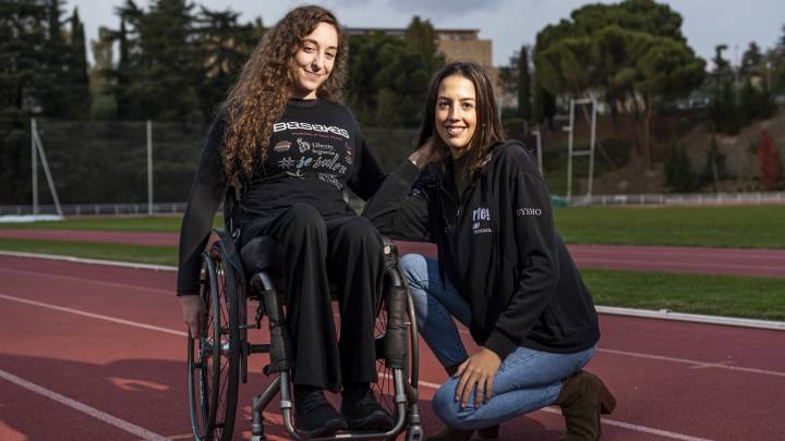 Loida Zabala y Alejandra Quereda posan para AS en la pista de atletismo del CAR.