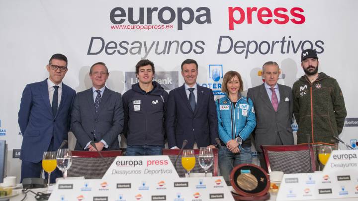 May Peus, Paula Fernández Ochoa, Regino Hernández y Juan del Campo posan durante los Desayunos Deportivos de Europa Press.