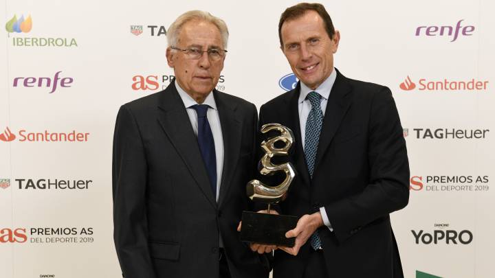 Amancio Amaro y Emilio Butragueño posan con el Premio AS del Deporte 2019 otorgado al Real Madrid como equipo con más títulos (33) en los 90 años de historia de LaLiga.
