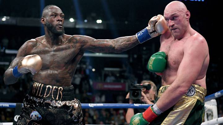 Deontay Wilder golpea a Tyson Fury durante su combate por el cinturón WBC del peso pesado en el Staples Center de Los Ángeles.