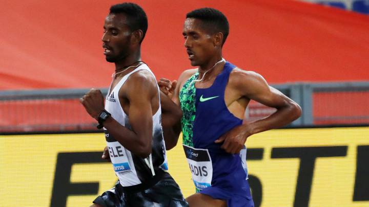 Selemon Barega, Haile Bekele y Abadi Hadis compiten durante la prueba de 5.000 metros de la Diamond League de Roma.