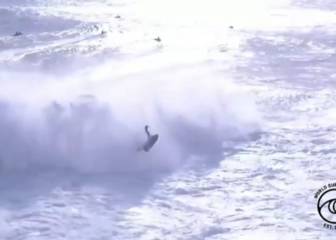 Equipo de rescate sufre terrible accidente con una ola gigante mientras ayuda a un surfista