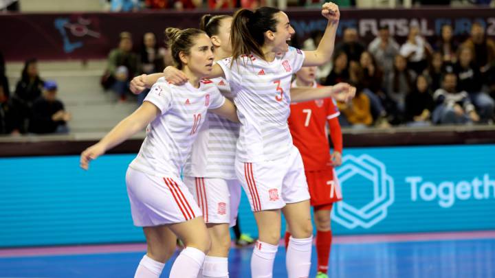La jugadora de la selección española Luci celebra un gol durante el partido ante Rusia en las semifinales del Europeo femenino de fútbol sala de 2017.