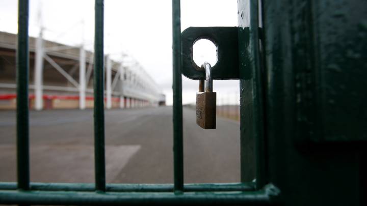 ¿Pueden obligar a los jugadores a entrenar y cogerse vacaciones o bien suspenderles de empleo?