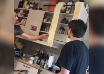 La creatividad se desborda: el partidillo de tenis de mesa improvisado que más triunfa