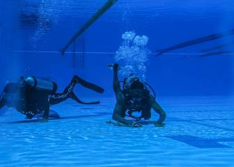Limpieza bajo el agua tras el cierre por el coronavirus