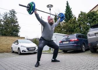 El lanzador Malachowski, entrenando para Tokio 2020 en su jardín