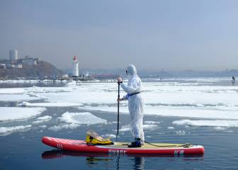 Paddle surf con traje protector como muestra de apoyo