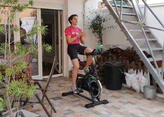 Arte para dar y tomar: Carolina Marín arrancandose por bulerías mientras entrena