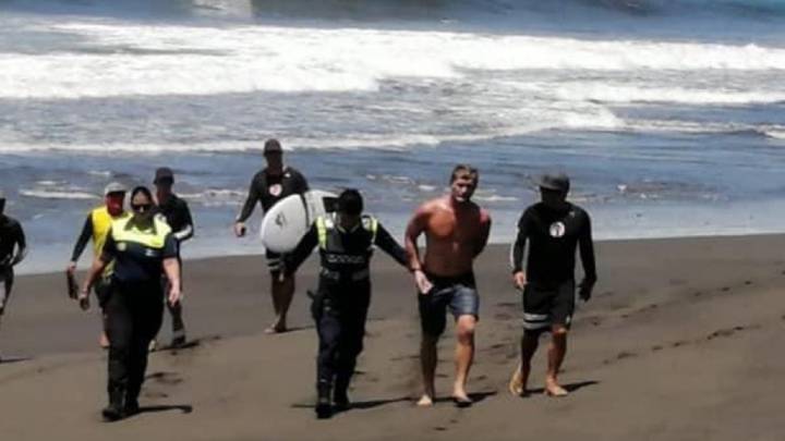 El surfista Noe Mar McGonagle es detenido por la Policía de Costa Rica.