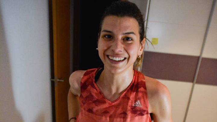 La atleta Irene Sánchez-Escribano hace ejercicio en una cinta de correr en su casa.