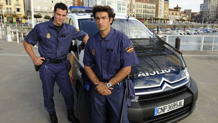 Saúl Cravioto y Carlos Pérez 'Perucho', con sus trajes de Policía en una imagen de archivo.