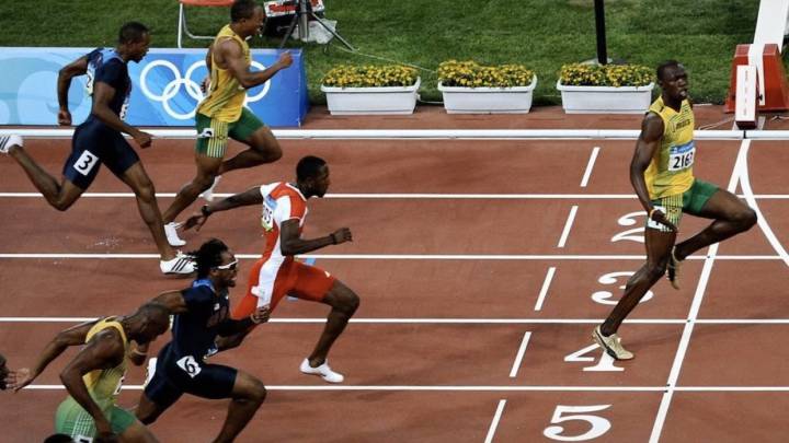 El curioso método de Bolt para recordar la "distancia social"
