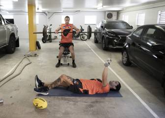 Entrenar en un garaje para jugar al fútbol australiano
