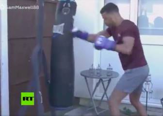 ¡Campeón de boxeo destrozó su ojo con su propio golpe!