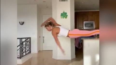 El entrenamiento en una cocina de una nadadora top mundial que provoca un fuerte impacto