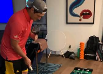 Rahm emboca un putt con una copa de vino contra el coronavirus