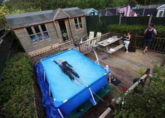 Una improvisada piscina en el jardin de casa