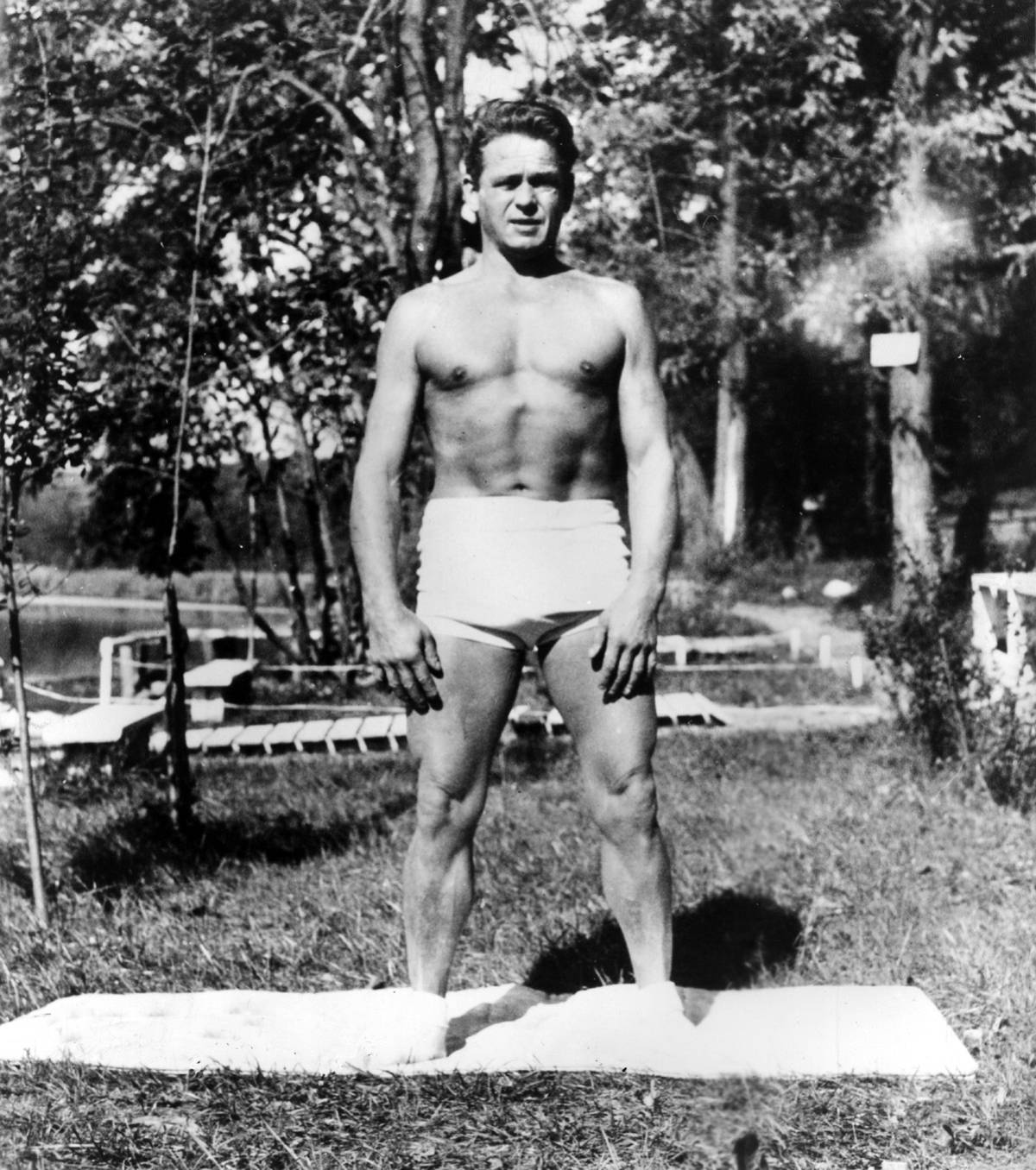 Imagen generada por inteligencia artificial de Joseph Pilates, pionero del fitness y creador del método Pilates, revolucionario en el mundo del ejercicio y la rehabilitación física.