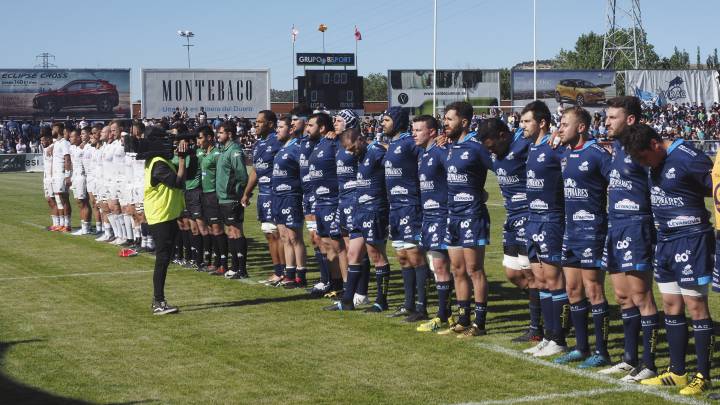 El VRAC Quesos Entrepinares posa junto al equipo de El Salvador antes de la final de la Copa de la Liga de Rugby.