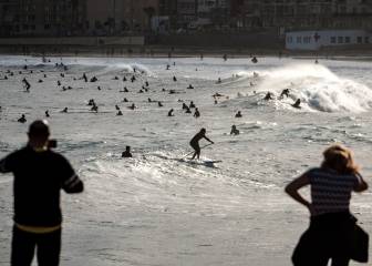 Decenas de surfistas en la playa de Las Canteras