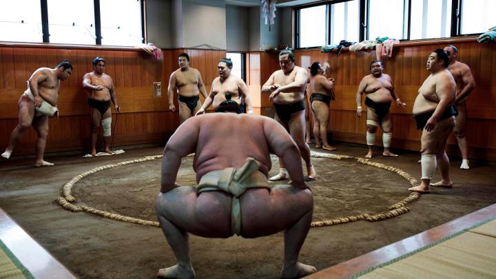 Varios luchadores de sumo, durante un calentamiento antes de una exhibición.