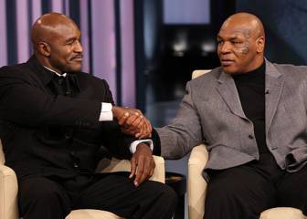 Evander Holyfield y Mike Tyson se saludan durante el programa de televisión de Oprah Winfrey.