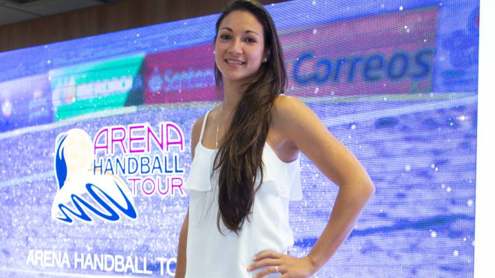 La jugadora de balonmano playa Asun Batista, durante la presentación del Arena Handball Tour. 
