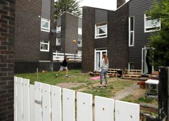 Entrenamiento de vóley playa en el jardín