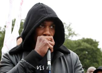 Joshua, con muletas, aparece en una marcha contra el racismo