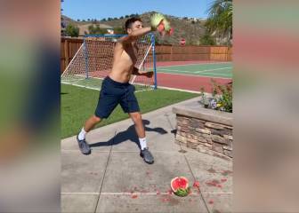 El impactante entrenamiento de la promesa del boxeo de 17 años... ¡rompiendo sandías!