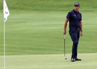 Mickelson, nuevo líder; los tres españoles pasan el corte