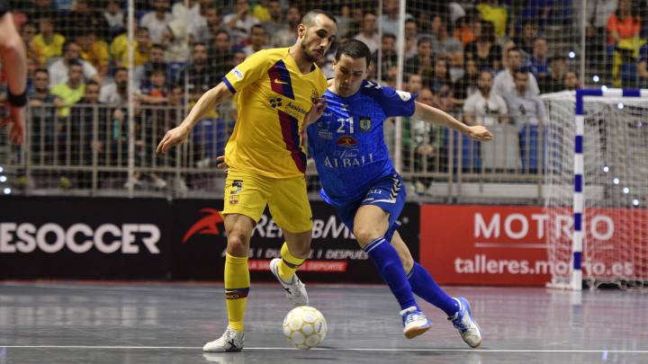 Boyis y José Ruiz pugnan por un balón durante la final de la Copa de España de Fútbol Sala entre Barcelona y Viña Albali Valdepeñas.