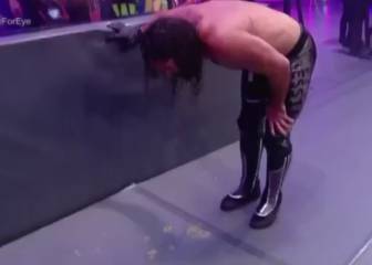 Rey Misterio quedó a punto de perder su ojo y Rollins vomitó