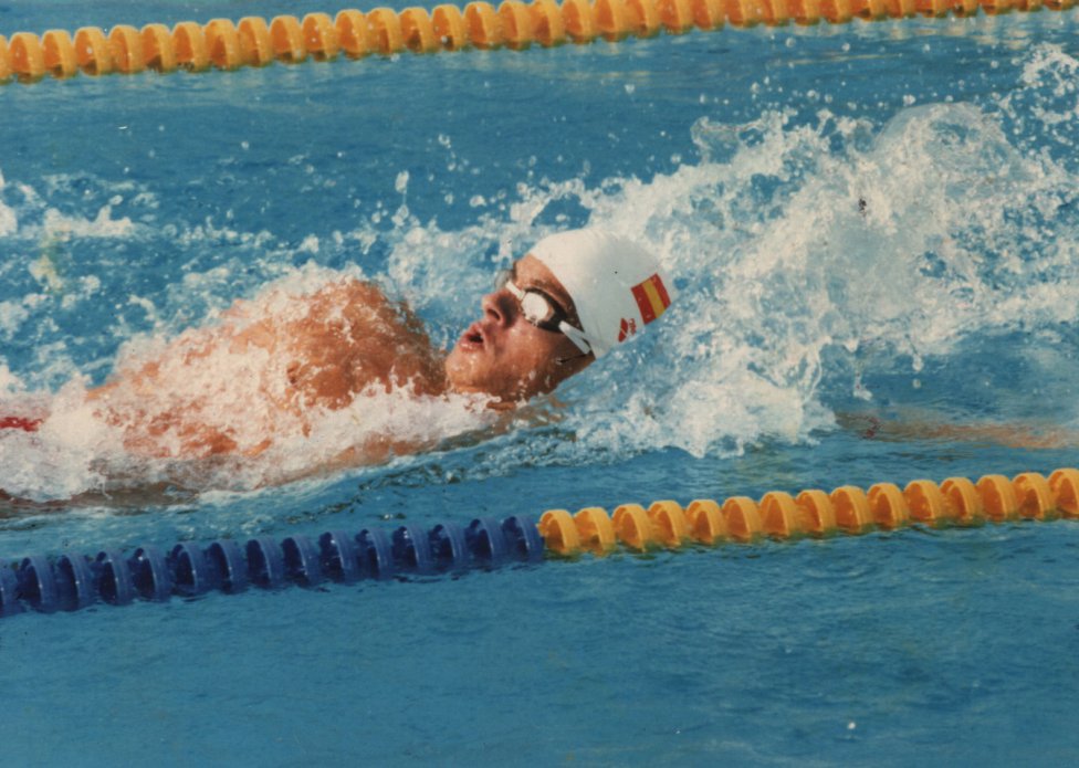 El nadador español nacido en Estados Unidos hace 52 años, brilló en numerosas disciplinas, pero fue en los 200m espalda donde logró la triple corona con cinco europeos (el primero de ellos en 1989), dos Mundiales (1991 y 1994) y el oro en Barcelona 92.