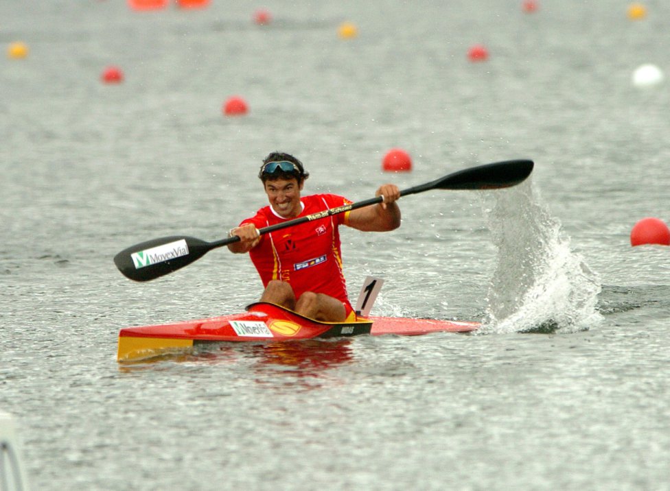 Perucho, como era apodado, logró la triple corona con su oro en Pekín 2008 en K2 500. El gallego de Cangas, que actualmente tiene 42 años, también ganó cuatro Mundiales y dos Europeos. Su especialidad eran las distancias entre 200 y 500.
