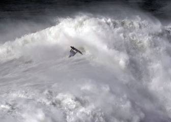 Lenny se corona en los muros de agua de Nazaré