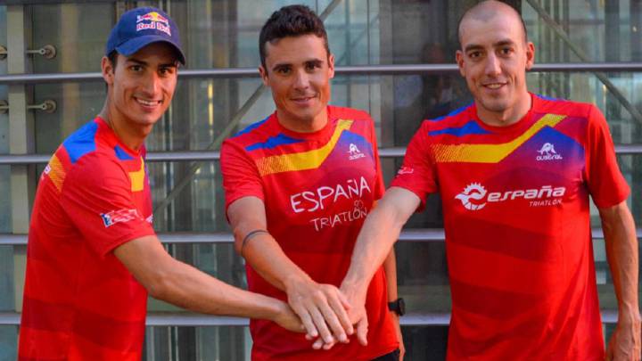 Los triatletas españoles Msrio Mola, Javier Gómez Noya y Fernando Alarza.